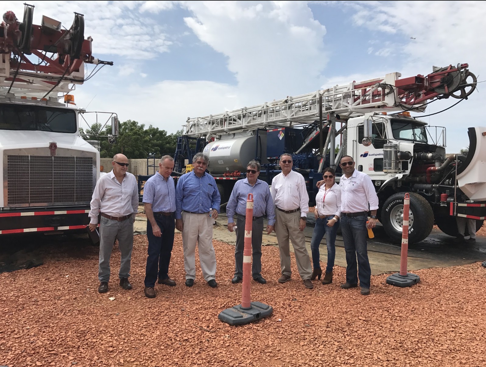 Personal de Suelopetrol junto a equipos de mantenimiento de pozos en Petrocabimas