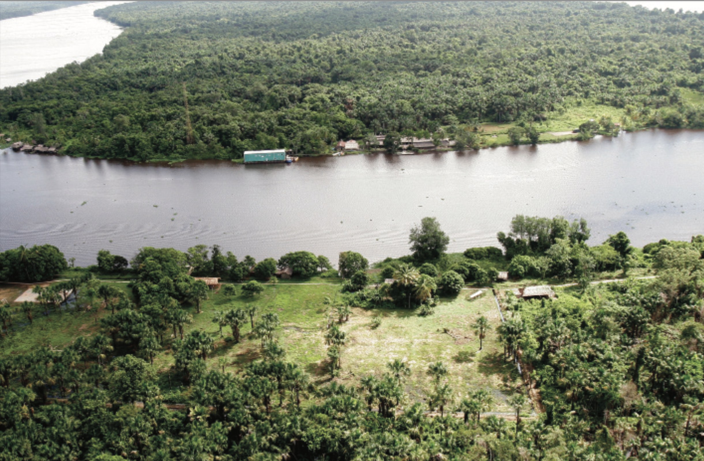 Vista aérea del campamento de Boca de Tigre junto al caño Manamo